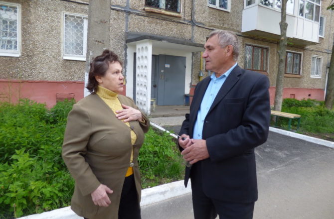 Жители улицы Северной в Соликамске пожаловались депутату городской Думы Николаю Осокину на «белые ночи» в их дворе  